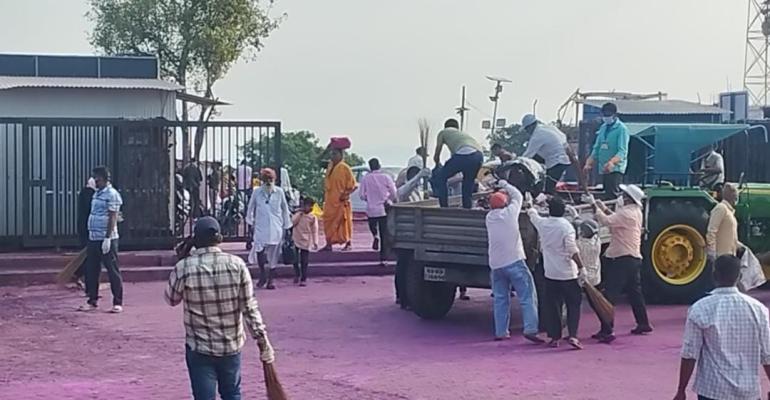 <p>नानासाहेब धर्माधिकारी प्रतिष्ठानच्यावतीने जोतिबा डोंगरावर स्वच्छता मोहीम</p>
