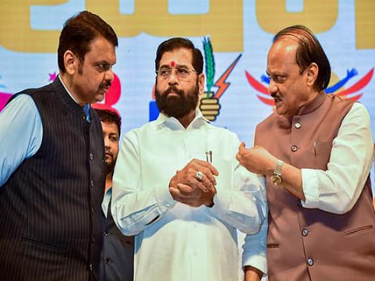 <p>महायुतीने पहिल्यांदाच निवडून आलेल्या 54 आमदारांना दिली मोठी दिवाळी भेट...</p>
