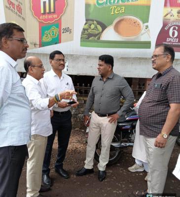 <p>परिख पूल परिसरात रस्ता कॉंक्रिटीकरण करण्याच्या अनुषंगाने अतिरिक्त आयुक्त रविकांत अडसूळ यांच्याकडून पाहणी</p>
