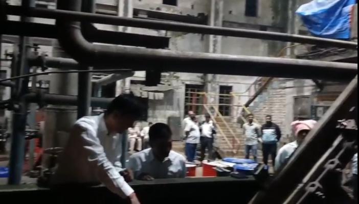 <p>दौलतच्या कामगारांचा कारनामा! जाणूनबुजून चुकीचे फिटिंग करून मोठ्या अपघाताची शक्यता</p>
