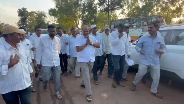 <p>आजरा–चंदगड–गडहिंग्लजातील कारखान्यांविरोधात शेतकरी संतप्त; ओलम शुगर राजगोळी खुर्द येथे स्वाभिमानी शेतकरी संघटनेचे बेमुदत आंदोलन</p>
