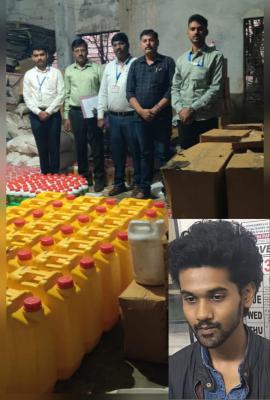<p>जैनापुरमध्ये बनावट खत कारखान्यावर धाड २८ लाखांचा मुद्देमाल जप्त; पुण्यातील युवक अटकेत</p>
