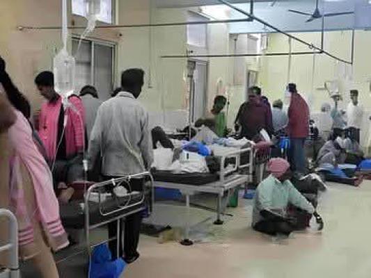 <p>सांबरे इथं महाप्रसादातून विषबाधेचा कहर; २५० नागरिकांना उलट्या-जुलाबाचा त्रास,रुग्णालयांत गर्दी</p>
