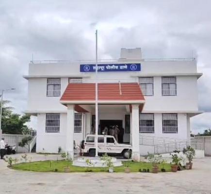 <p>इचलकरंजीत चिमुकलीची तक्रार घेण्यास पोलिसांची टाळाटाळ... </p>
