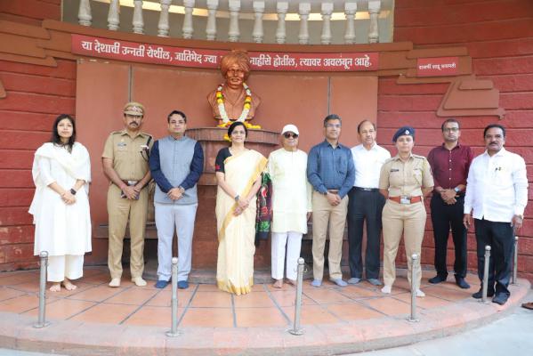 <p>राजर्षी शाहू छत्रपती मेमोरियल ट्रस्टच्यावतीने राजर्षी छत्रपती शाहू महाराजांना अभिवादन&nbsp;</p>

