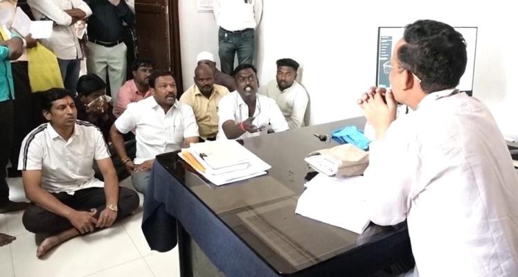 <p>अन्न सुरक्षेसाठी दाखल अर्ज नामंजूर केल्याने इचलकरंजीत पुरवठा निरीक्षकांच्या कार्यालयाबाहेर ठिय्या</p>
