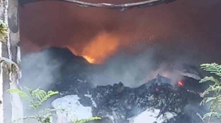 <p>कागल एमआयडीसीतील कारखान्याच्या कापूस गोदामाला भीषण आग...</p>
