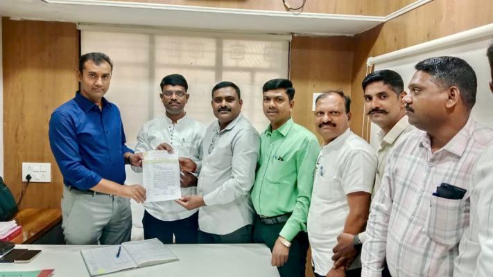 <p>वन कर्मचाऱ्यांच्या सुरक्षेसाठी फॉरेस्टर अँड फॉरेस्ट गार्ड असोसिएशनकडून मुख्य वनसंरक्षकांना मागण्यांचं निवेदन </p>
