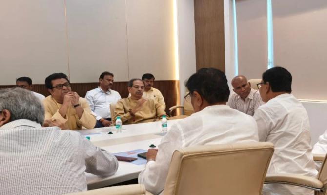 <p>निवडणूक रद्द करा : मनसेसह महाविकास आघाडीच्या नेत्यांनी आज परत निवडणूक आयोगाला घेरलं... </p>
