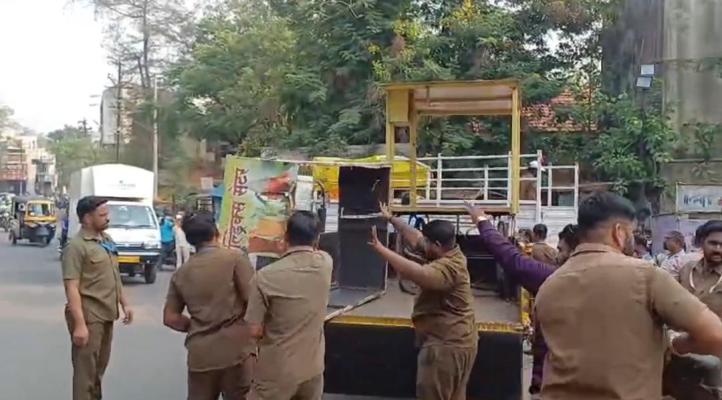 <p>इचलकरंजीतील अतिक्रमणांवर महापालिकेची कारवाई सुरू...</p>
