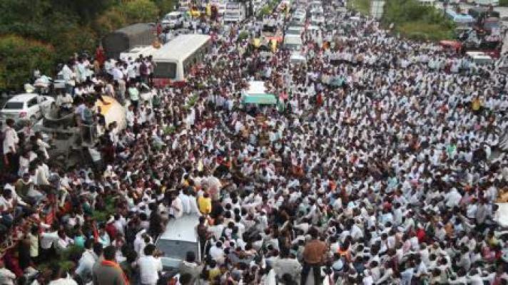 <p>नागपूर महामार्गावर बच्चू कडूंनी केला चक्काजाम...</p>
