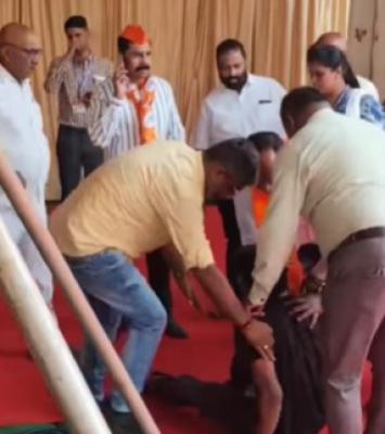 <p>कोल्हापुरात उपमुख्यमंत्री एकनाथ शिंदेच्या कार्यक्रमात साऊंड कर्मचाऱ्याला विजेचा धक्का...</p>
