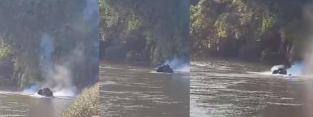 <p>…आणि नदीत डुबक्या मारणाऱ्या ‘त्या’ हत्तीवर बॉम्ब फेकला</p>
