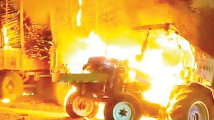 <p>कर्नाटकात तीसहून अधिक ट्रॅक्टर, 100 ट्रॉली, दुचाकी जळून खाक...</p>
