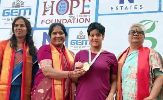 <p>कोल्हापूरच्या कन्येची सुवर्ण कामगिरी... </p>
