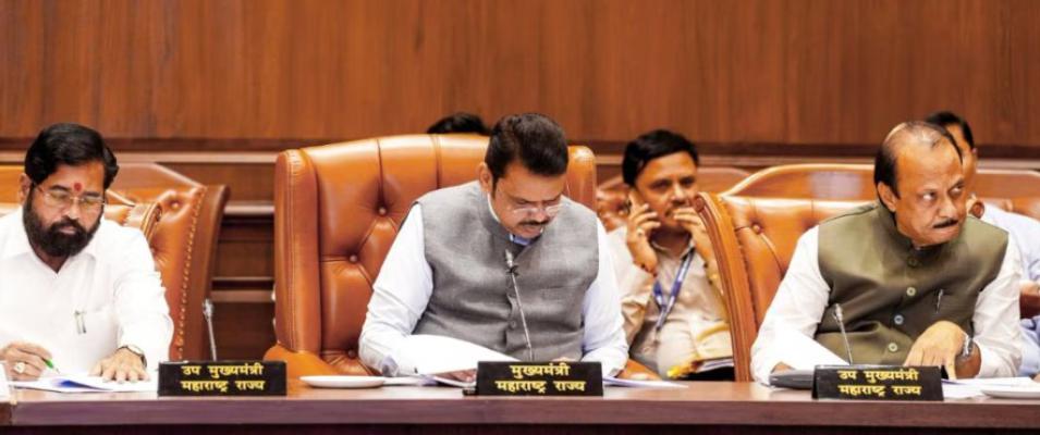 <p>‘तुम्ही जे करताय, ते योग्य नाही’ : पक्षप्रवेशावरून महायुतीत खटके</p>
