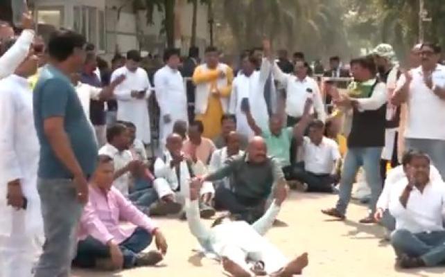 <p>बिहारमध्ये उलथापालथ : आज सकाळपासूनच मुख्यमंत्र्यांच्या घराबाहेर समर्थकांची मोठी गर्दी</p>
