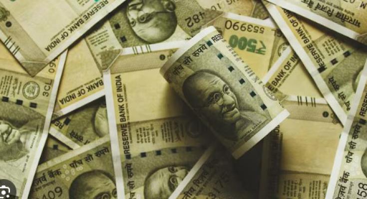 <p>देशात 1 हजार 688 अतिश्रीमंत व्यक्ती असल्याचा अहवाल आला समोर...&nbsp;</p>
