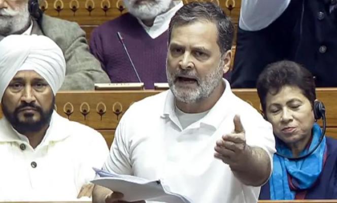 <p>भाजप म्हणजे जनता नाही : लोकसभेत विरोधी पक्षनेते राहुल गांधींचे घमासान&nbsp;</p>
