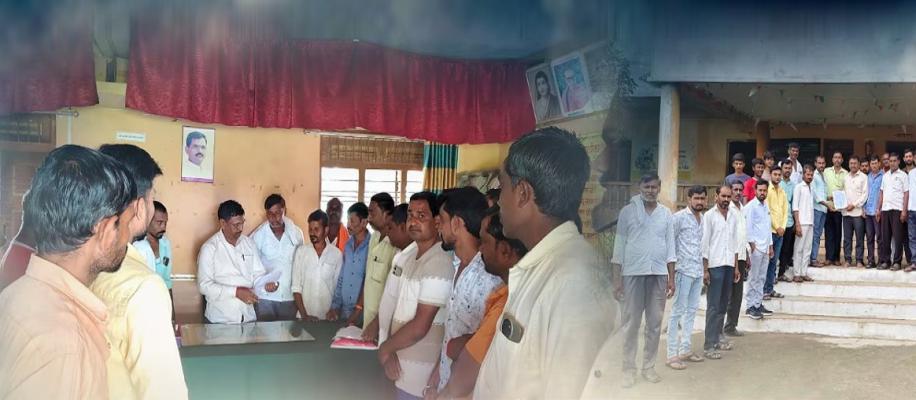 <p>नांदेडच्या रिसनगाव आश्रमशाळेत आरक्षण वाद- पालक आक्रमक, २१ विद्यार्थ्यांची नोंदणी रद्द</p>
