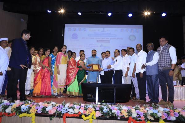 <p>चंदगड तालुक्याच्या आर. आर. (आबा) पाटील स्वच्छ व सुंदर गाव पुरस्कारात ‘झांबरे’ जिल्ह्यात प्रथम</p>
