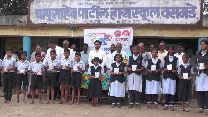 <p>माजी आमदार ऋतुराज पाटील यांच्या हस्ते ' या ' शाळेतल्या विद्यार्थ्यांना व्याकरण पुस्तकांचं वाटप</p>
