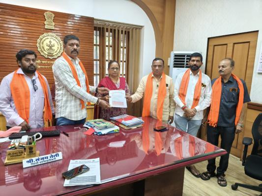<p>नवरात्रोत्सव काळात रिक्षा, टॅक्सी, यात्री निवास, हॉटेल आणि भोजनालयांचे दर पत्रक जाहीर करण्याची मागणी</p>

<p> </p>
