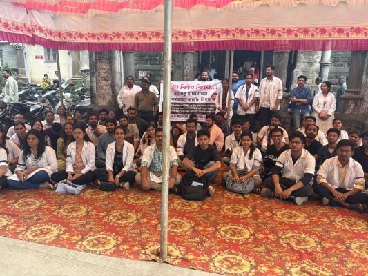 <p>कोल्हापुरात ३,००० डॉक्टरांचा संप; वैद्यकीय सेवा एक दिवसासाठी विस्कळीत</p>
