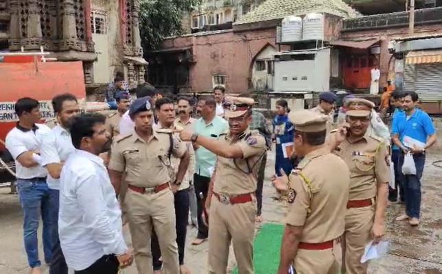 <p>शारदीय नवरात्रोत्सवाच्या पार्श्वभूमीवर अंबाबाई मंदिर परिसरात पोलिस अधीक्षकांची पाहणी</p>
