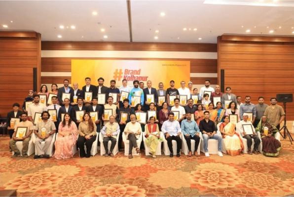 <p>कोल्हापूरचं नांव उज्ज्वल करणाऱ्या कोल्हापूरकरांचा सन्मान </p>
