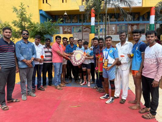 <p>मांडेदुर्ग शिवगर्जना मंडळाच्या दिवाळी कबड्डी स्पर्धेत ऋषीकेश संघ विजेता</p>
