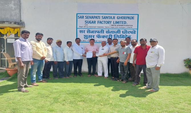 <p>ऊस दराबाबत काळम्मा बेलवाडी आणि हमिदवाडा कारखाना प्रशासनाला निवेदन</p>

