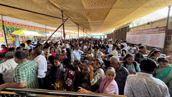 <p>श्री अंबाबाई देवीच्या दर्शनासाठी भाविकांची उसळली गर्दी – आठ दिवसांत १२ लाखांहून अधिक भक्तांनी घेतलं दर्शन</p>
