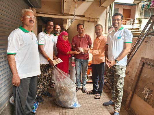 <p>कोल्हापुरात प्लास्टिक कमी करण्यासाठी अनोखा उपक्रम — प्लास्टिक द्या आणि साखर घ्या...!</p>
