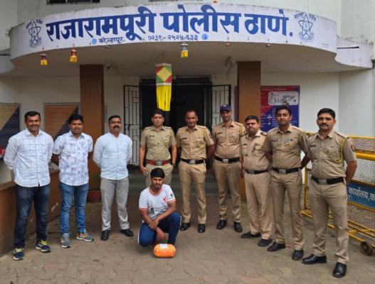 <p>राजारामपुरी पोलिसांची कारवाई : गांजा विक्री करणाऱ्या एकाला अटक, सव्वा किलो वजनाचा सुमारे ३९ हजार रुपये किमतीचा गांजा जप्त</p>
