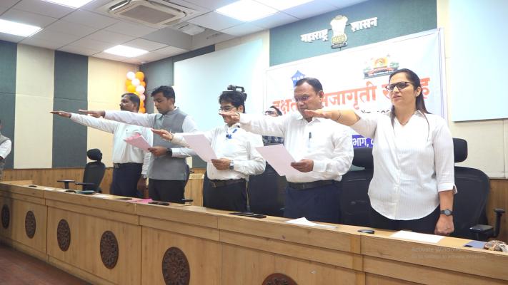<p>कोल्हापुरात ‘दक्षता जनजागृती सप्ताह’ला सुरुवात; भ्रष्टाचार निर्मूलनाची घेतली शपथ</p>
