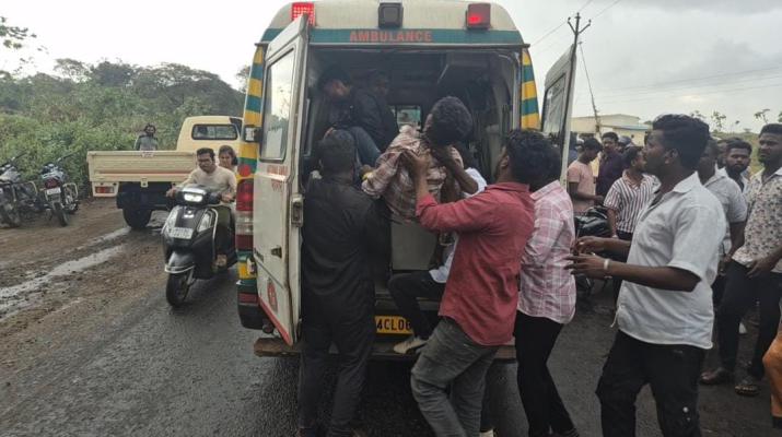 <p>रस्त्यावरील खड्ड्यांनी घेतला आणखी एक जीव; कागल अपघातात तरुण ठार</p>
