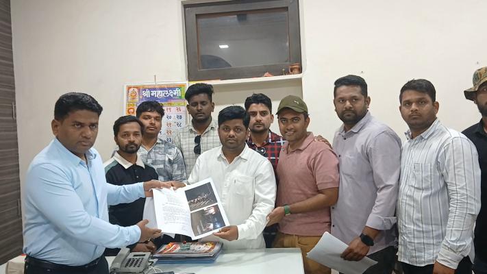 <p>कसबा बावडा रस्त्यांवरील स्पीड ब्रेकरवर थर्मो-प्लास्टिक मार्किंग आणि थर्मो-प्लास्टिक रॅम्बलर लावण्याची मागणी</p>
