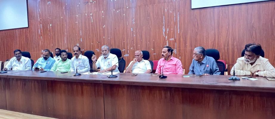 <h3>कोल्हापूर दौऱ्यावर येणाऱ्या मुख्यमंत्री आणि दोन्ही उपमुख्यमंत्र्यांना ऊसाचा बुडका दाखवणार-राजू  शेट्टींचा इशारा</h3>
