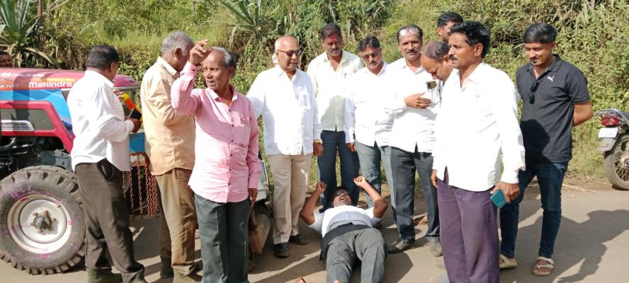 <p>कोपार्डे येथे स्वाभिमानी शेतकरी संघटनेचे तीव्र आंदोलन</p>
