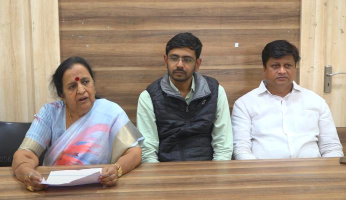 <p>कोल्हापूर महानगरपालिकेला ‘वाली’ नाही! — शहर विकासाची स्वप्नं आजही अधांतरी<br />
 </p>
