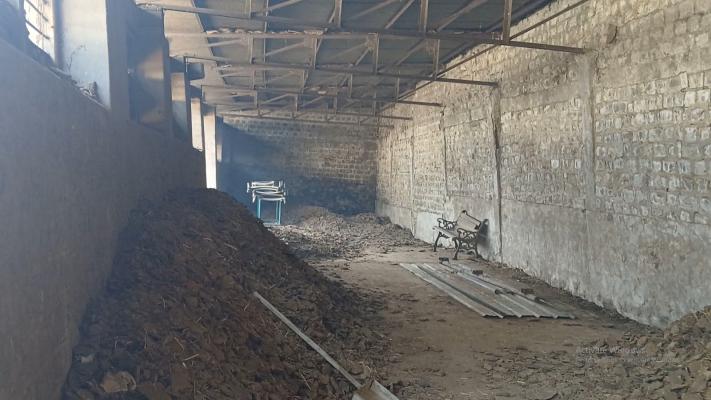 <p>पंचगंगा स्मशानभूमीत शेणीचा तुटवडा- अंत्यसंस्कारास विलंब,महापालिकेविरोधात नागरिकांमध्ये संतापाची भावना</p>
