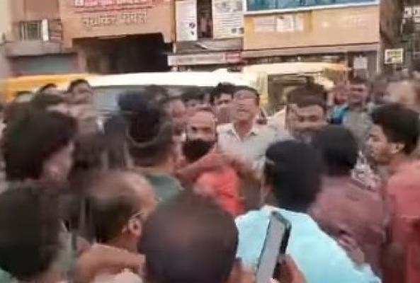 <p>मद्यधुंद मोटारचालकाची गंगावेशमध्ये भीषण धडक; दोन जण जखमी, संतप्त जमावाकडून चालकाला मारहाण</p>
