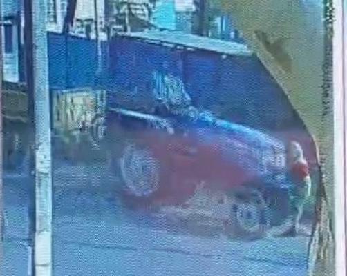 <p>कोल्हापुरात मद्यधुंद ट्रॅक्टर चालकाने वृद्ध महिलेला उडवले; परिसरात खळबळ</p>
