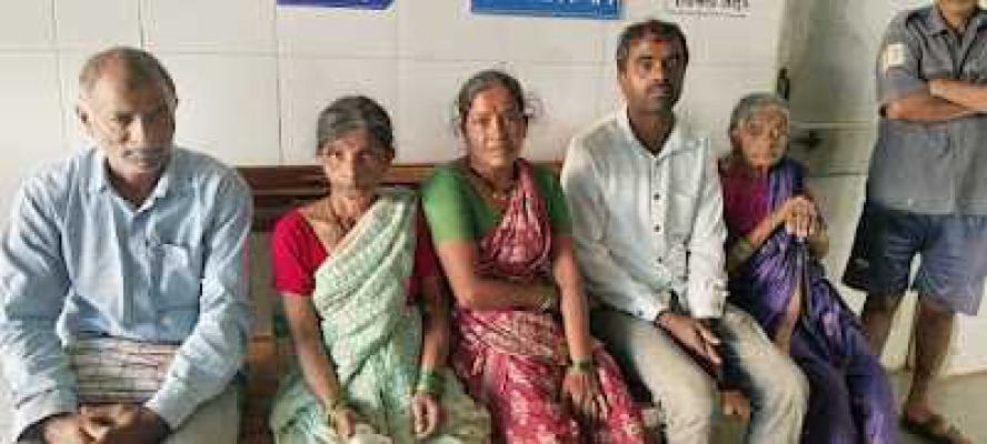 <p>दुंडगेत पिसाळलेल्या कुत्र्याचा धुमाकूळ; आठ शेतकरी व नऊ जनावरांना चावा</p>
