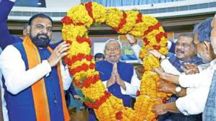 <p>नितीश कुमार दहाव्यांदा मुख्यमंत्री; 26 मंत्र्यांचा शपथविधी संपन्न...</p>
