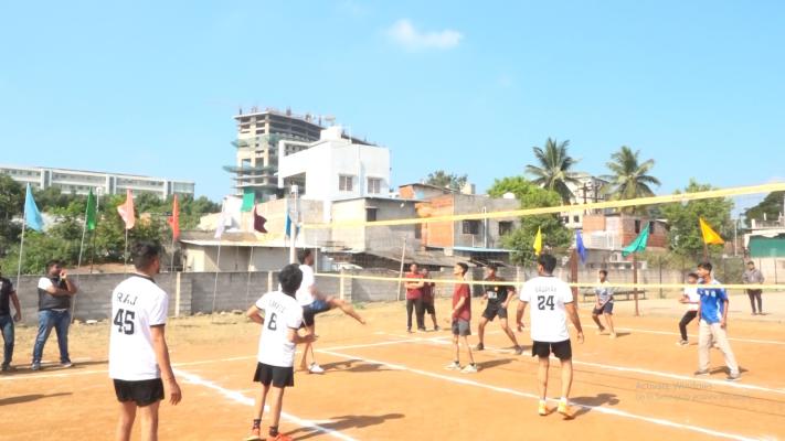 <p>आंतरमहाविद्यालयीन व्हॉलीबॉल स्पर्धेला उत्साहात सुरुवात</p>
