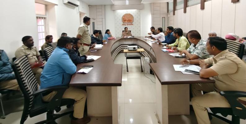 <p>आरोग्य स्वच्छता विभागाच्या कामकाजाचा प्रशासक के. मंजूलक्ष्मी यांच्याकडून आढावा</p>
