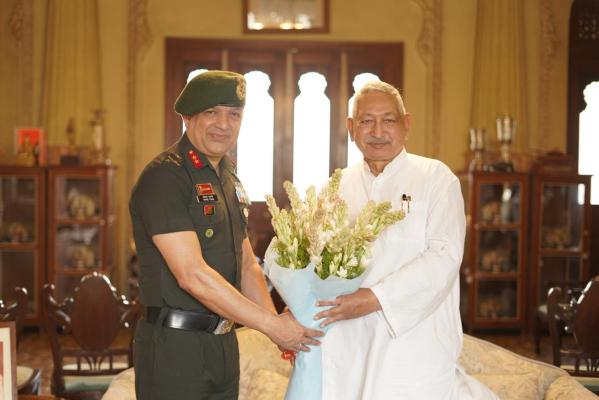 <p>अतिरिक्त महासंचालक मेजर जनरल विवेक त्यागी यांनी घेतली खासदार शाहू महाराज छत्रपतींची भेट...</p>
