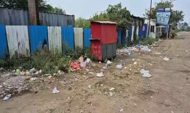 <h3><strong>सार्वजनिक रस्त्यावर बेकायदेशीर पार्किंग तात्काळ थांबवावे – प्रजासत्ताक सामाजिक सेवा संस्था</strong></h3>
